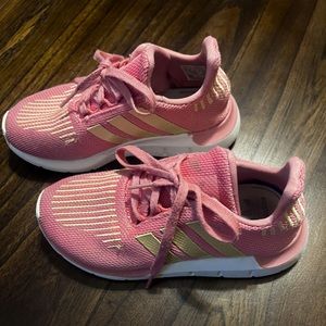 SHOE SALE! adidas Originals Kids Girl's Swift Run (Little Kid size 1)